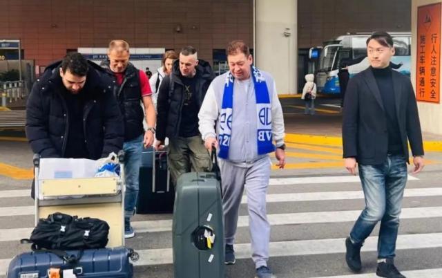 足球-新帅抵沪后迅速进入状态 外援新政恐打乱申花计划