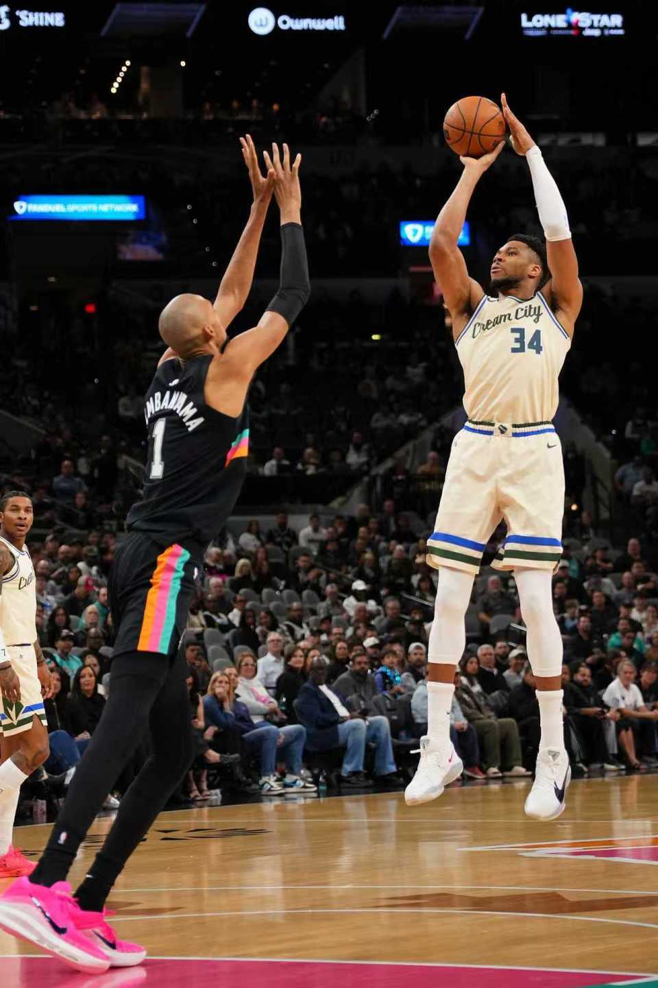 升西部第二！文班22+10受伤惊魂 马刺最多领先39分大胜雄鹿