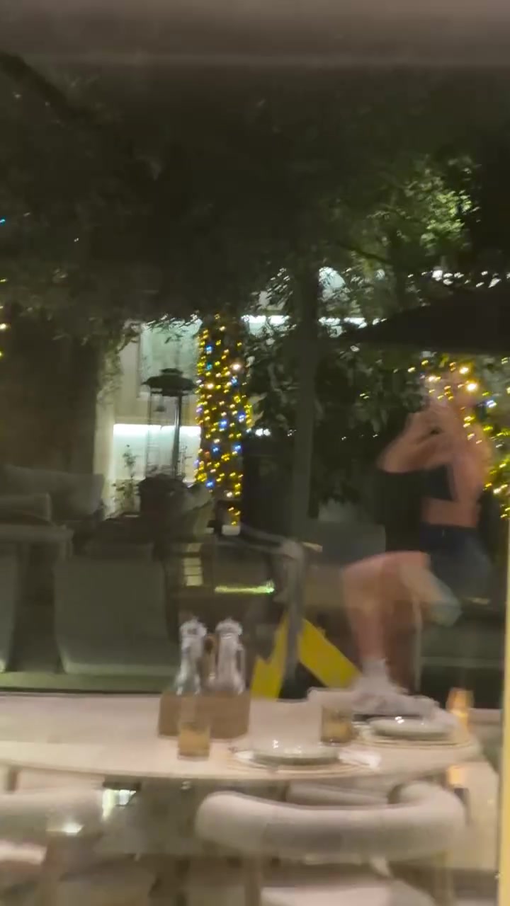 乔治娜晒视频：边健身边看C罗比赛直播，目睹C罗破门后比剪刀手