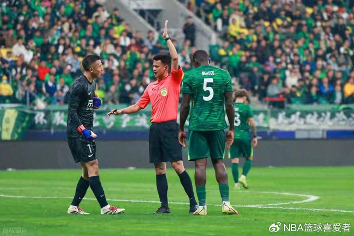 搜狐体育权威社区-海港后防大换血，超级杯雨战国安，谁将笑傲南京？|上海海港|北京国安|卫冕冠军|穆斯卡特|贺惯_新浪体育_新浪新闻