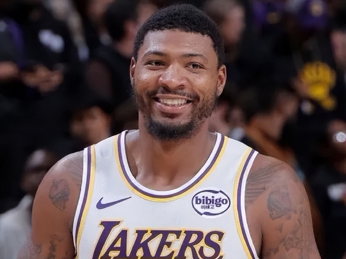 互动-斯玛特和海斯打成最大赢家！雷迪克发布会公开称赞，统治内外线！|湖人|马库斯-斯玛特|新奥尔良鹈鹕队|贾克森·海斯|JJ-雷迪克_新浪体育_新浪新闻