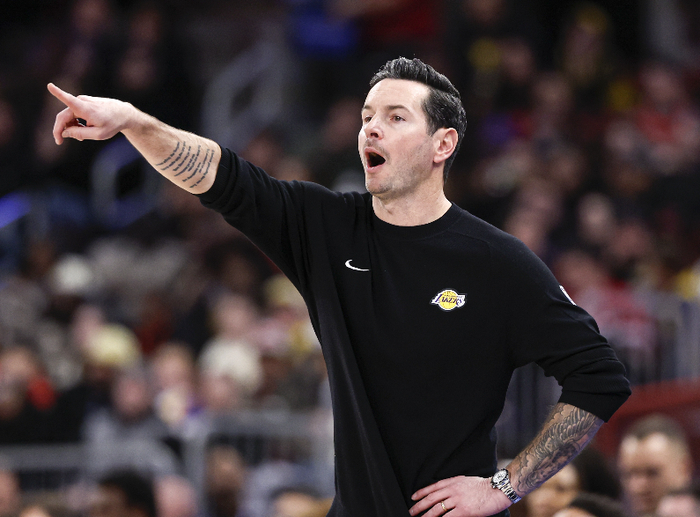 互动-斯玛特和海斯打成最大赢家！雷迪克发布会公开称赞，统治内外线！|湖人|马库斯-斯玛特|新奥尔良鹈鹕队|贾克森·海斯|JJ-雷迪克_新浪体育_新浪新闻