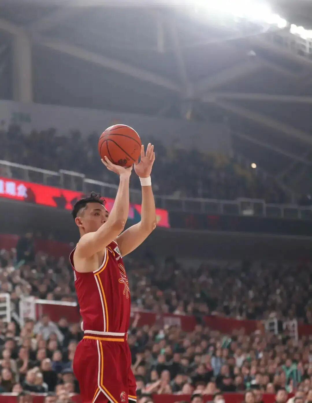 互动-断崖式下滑！CBA三分王成铁匠，四年顶薪合同