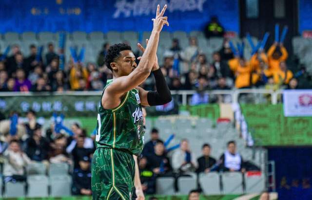 足球-轰32+12后又砍43+8！CBA又一顶级小外援诞生，能否率队再创奇迹？