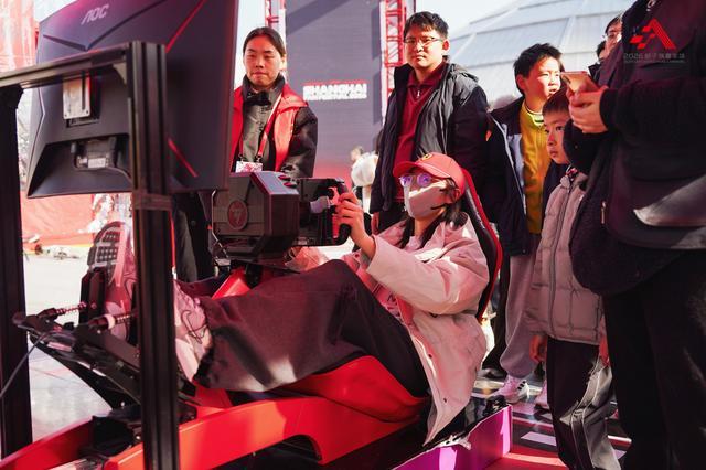 互动-从《飞驰人生》到飞驰人生：2026格子旗嘉年华启幕 经典F1战车亮相西岸