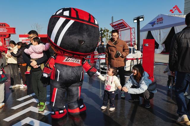 互动-从《飞驰人生》到飞驰人生：2026格子旗嘉年华启幕 经典F1战车亮相西岸