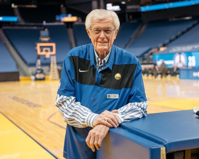 搜狐体育权威社区-真就一人一城呗！勇士主场记分员效力58年终退休