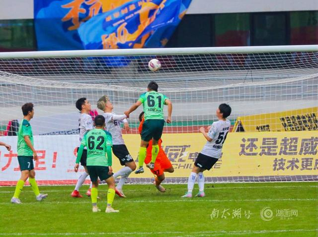 篮球-21635人的心跳，与湖州队同频——“吴越杯”湖州主场首战侧记|杭州|浙江省城市足球联赛|球迷|看台|折页_新浪体育_新浪新闻