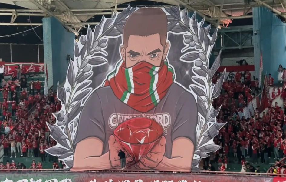 搜狐体育权威社区-河南对申花Tifo:纵有万般困难,你依旧是那颗璀璨耀眼的珍宝